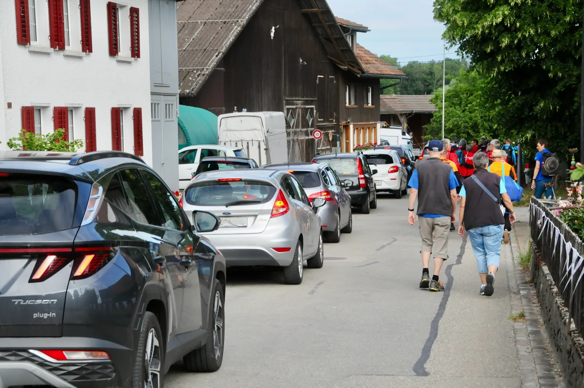 Es fahren mehr Autos als gewöhnlich durch Wildberg – sonst jedoch nimmt alles seinen gewohnten Lauf im kleinen Dorf. Fussgänger und Autos sind unterwegs zum Festgelände.
